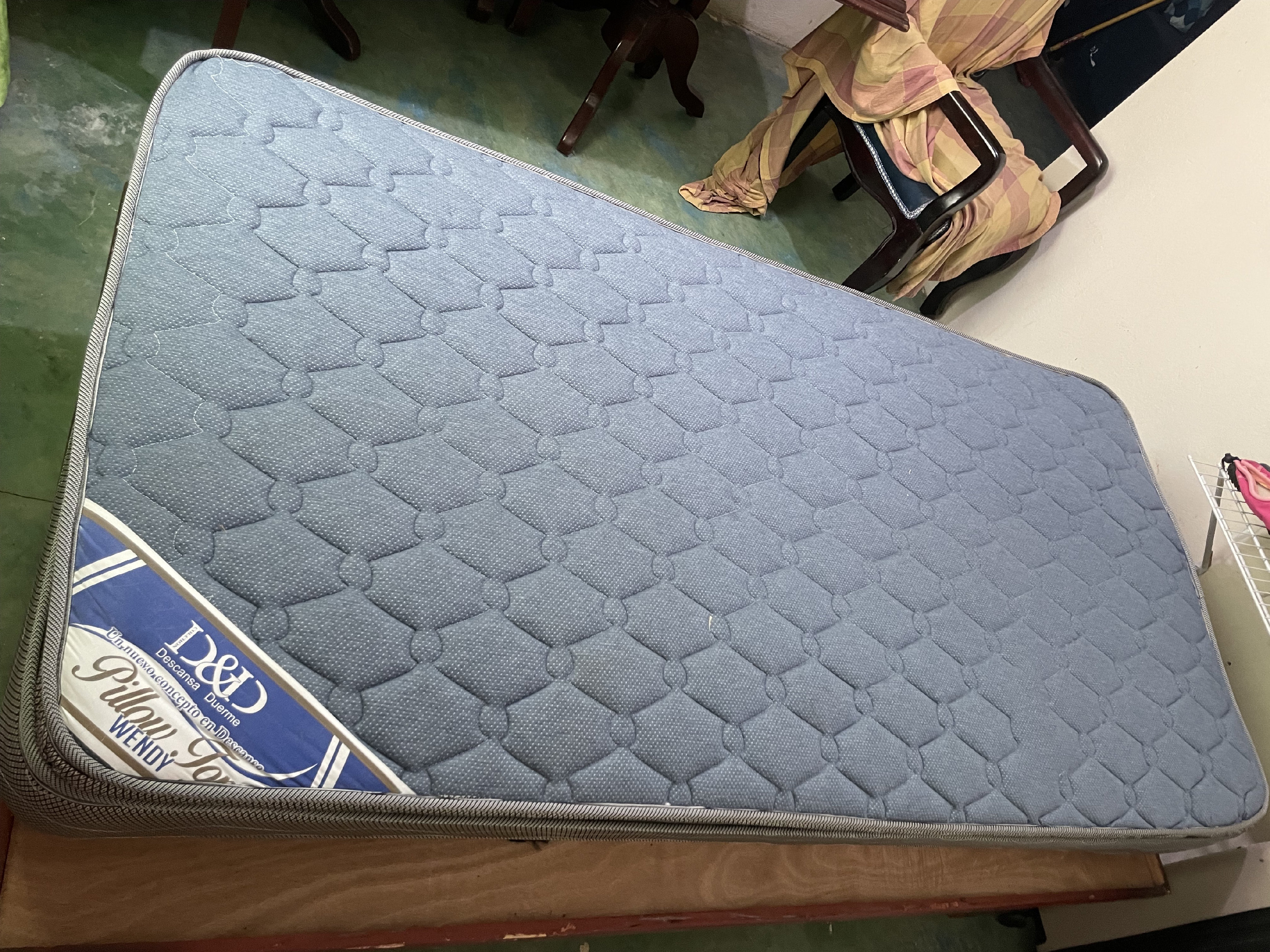 muebles y colchones - cama de una plaza  TWIn colchón base de madera color caoba 17 mil negociable   6