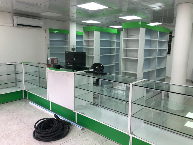 equipos profesionales - Módulos metálicos y vitrinas para farmacias 2