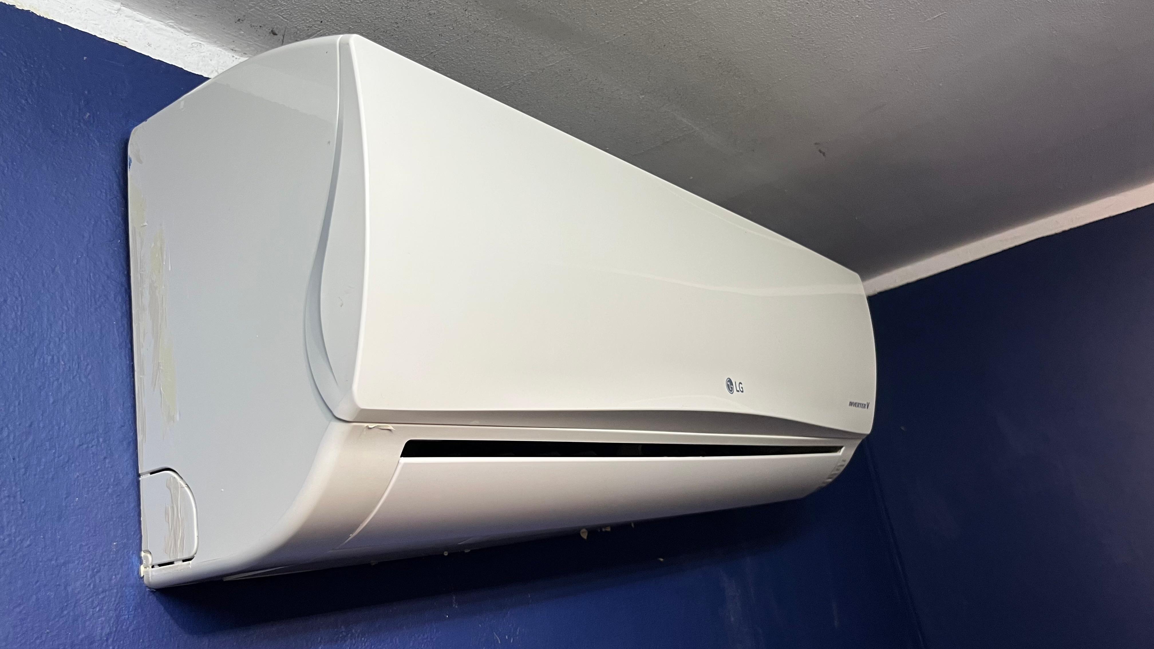 aires acondicionados y abanicos - Aire Acondicionado LG 12,000 BTU Eficiencia 18