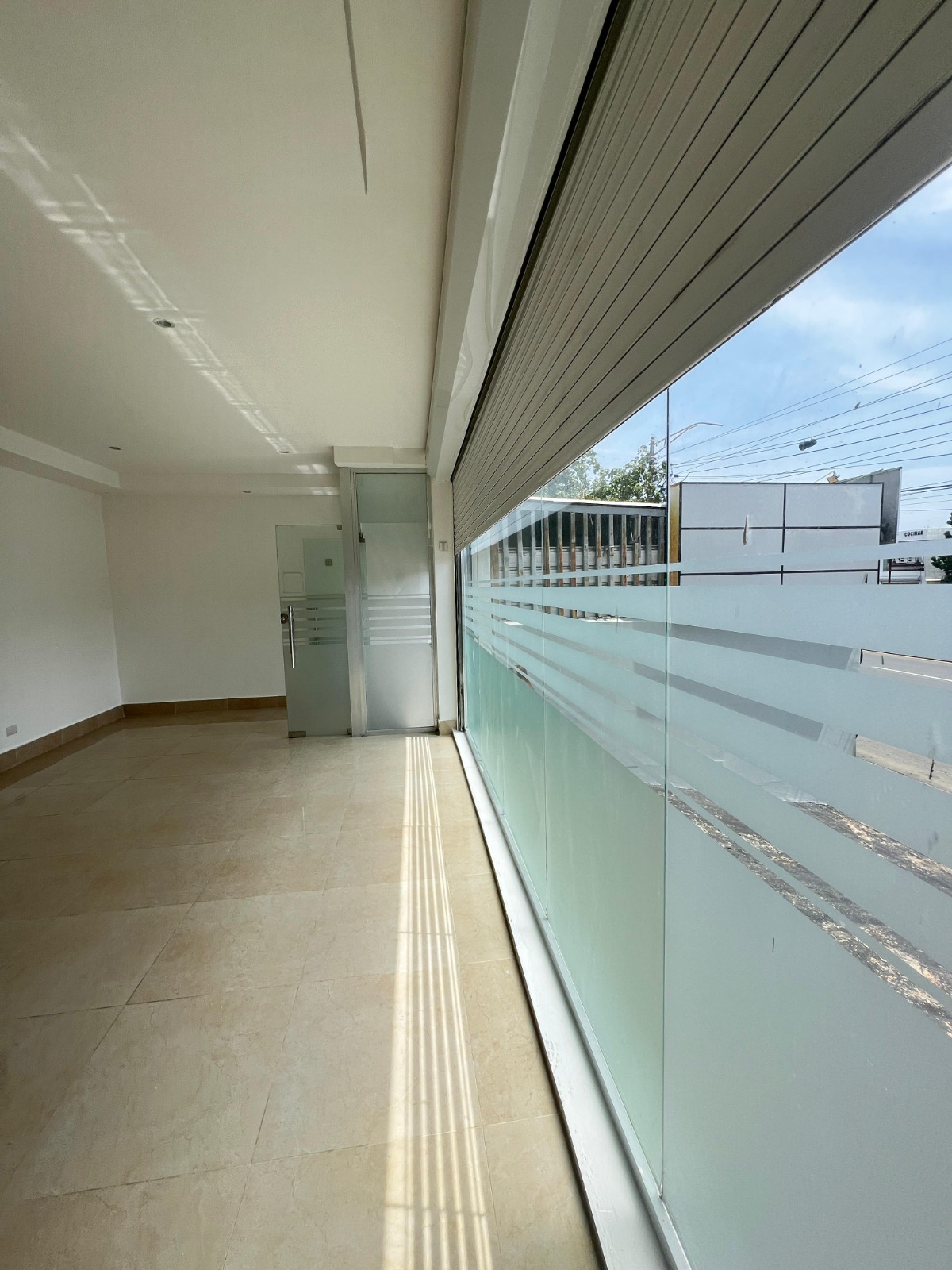 oficinas y locales comerciales - Local en Alquiler en Avenida Los Proceres! 