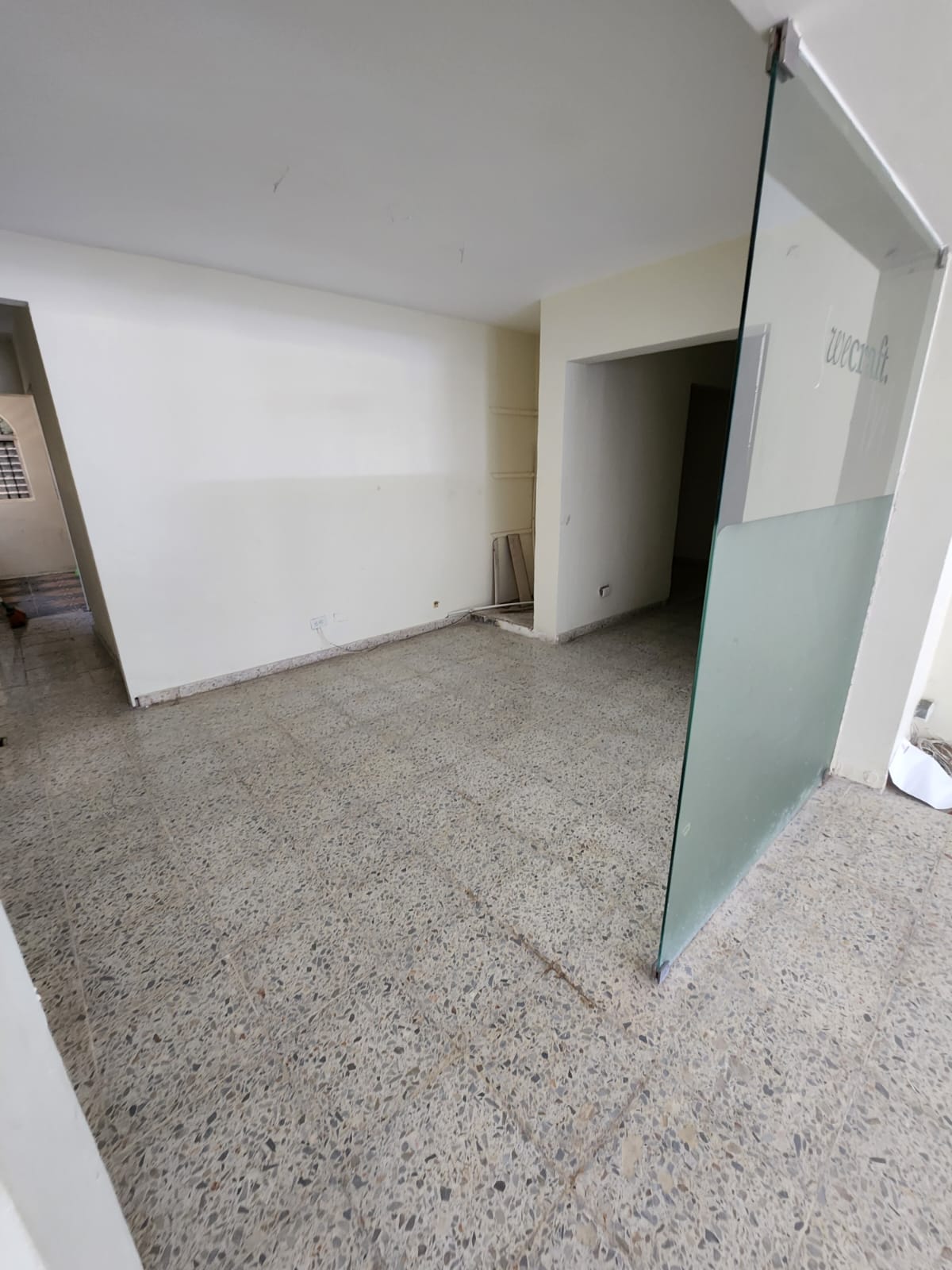 oficinas y locales comerciales - LOCAL ALQUILER  EVARISTO MORALES A PASOS CHURCHILL 7