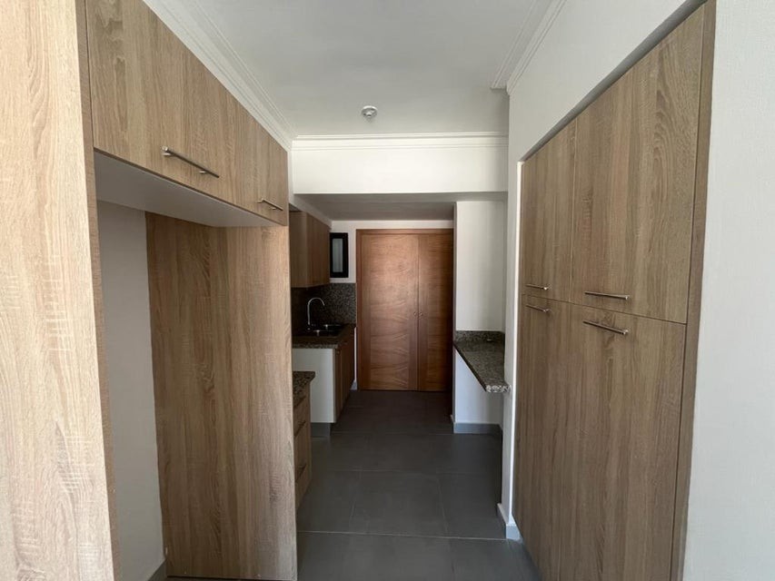 apartamentos - Apartamento en alquiler #24-565 Evaristo Morales, piso alto, ascensor, 2 hab. 0