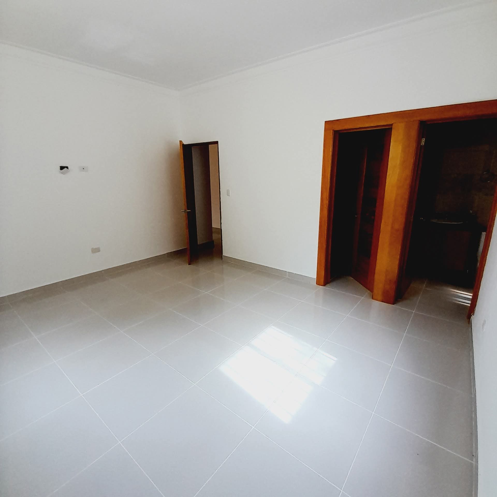 casas - VENDO CASA CON SERCO ELECTRICO, Y PORTON A CONTROL REMOTO TITULO Y DESLINDE 7