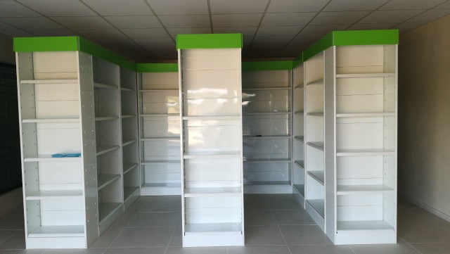 equipos profesionales - Módulos metálicos y vitrinas para farmacias 3