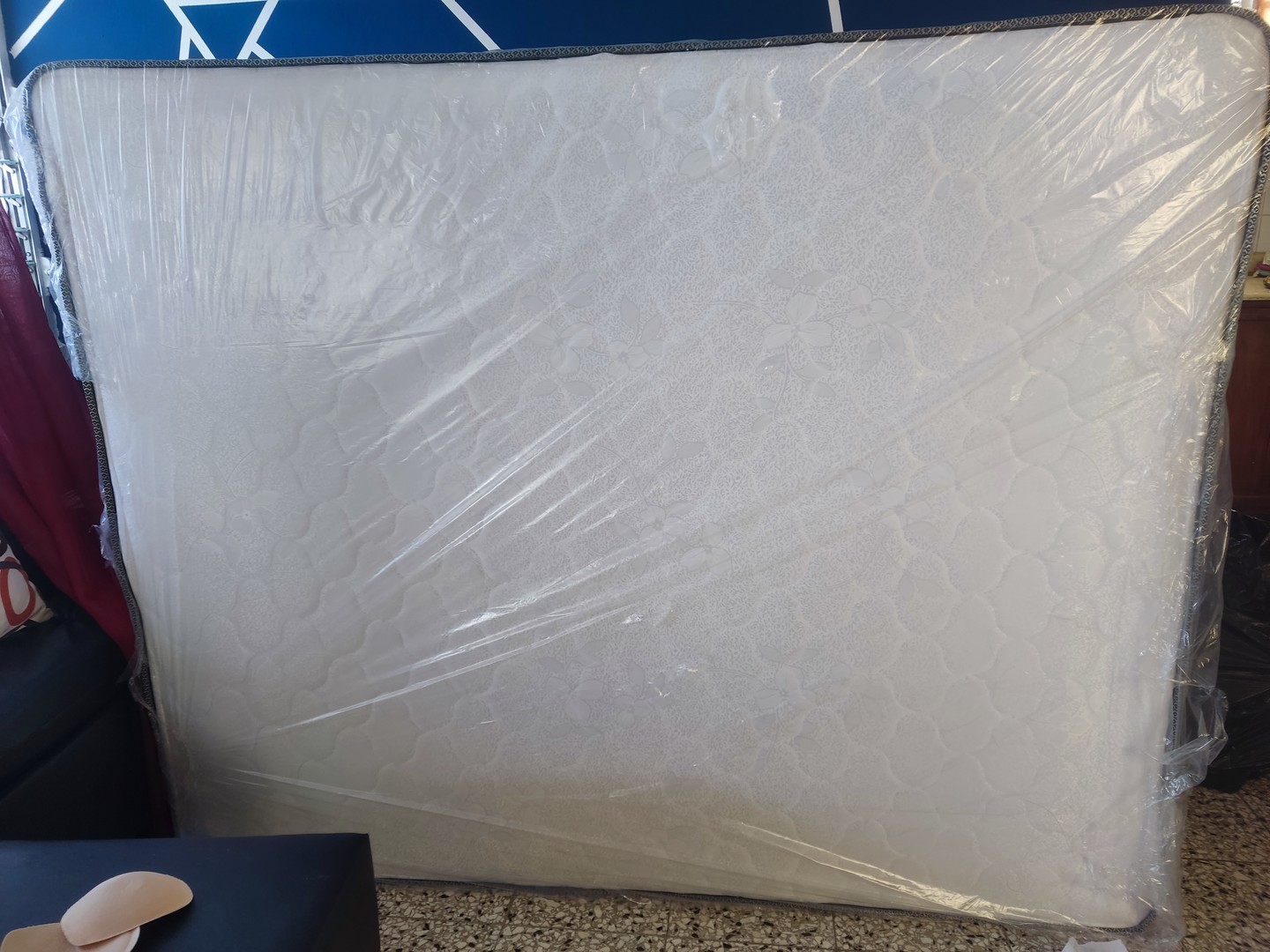 muebles y colchones - El colchón está nuevo, con su plastico