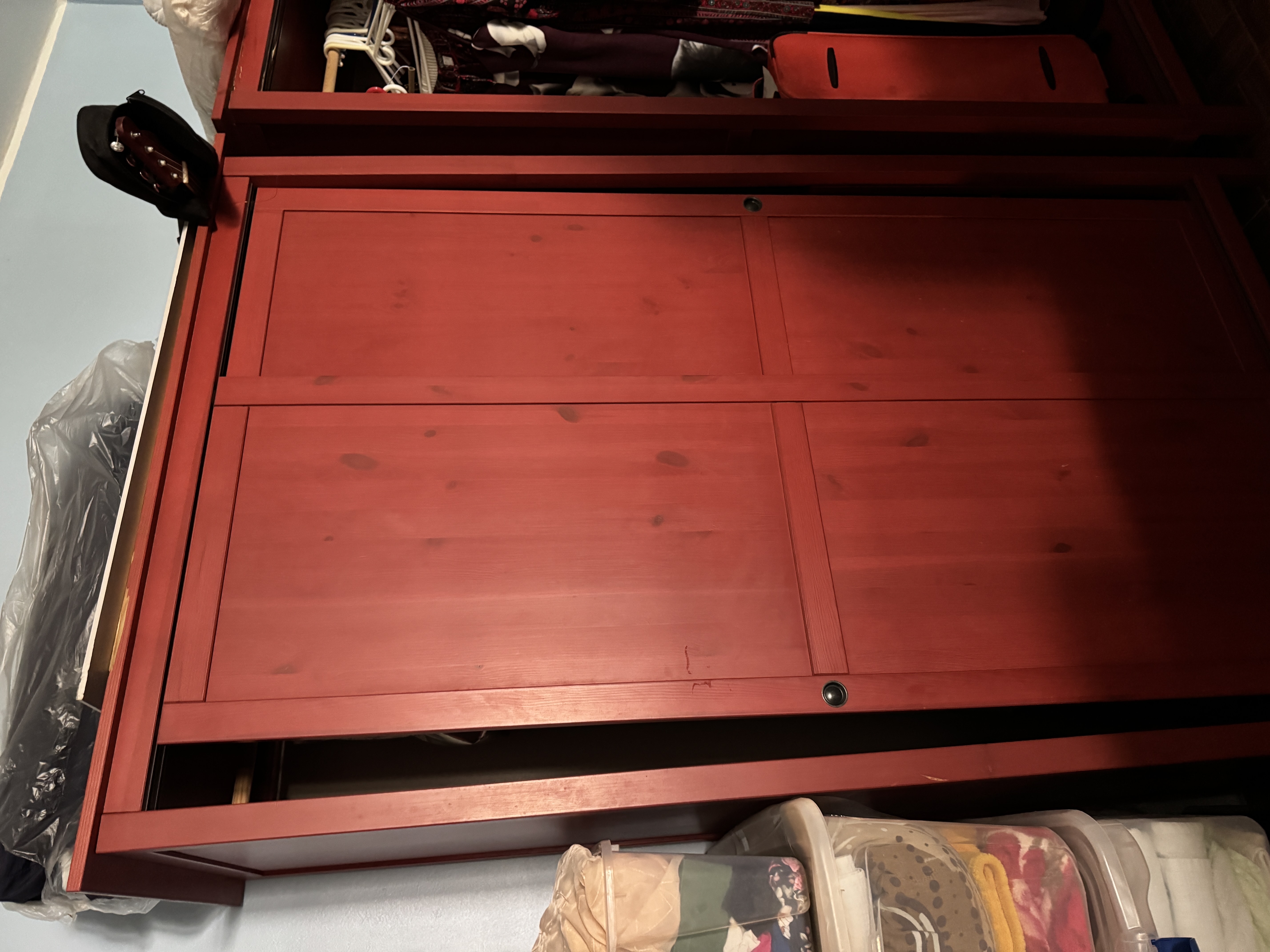 muebles y colchones - Armario Rojo de Ikea. 