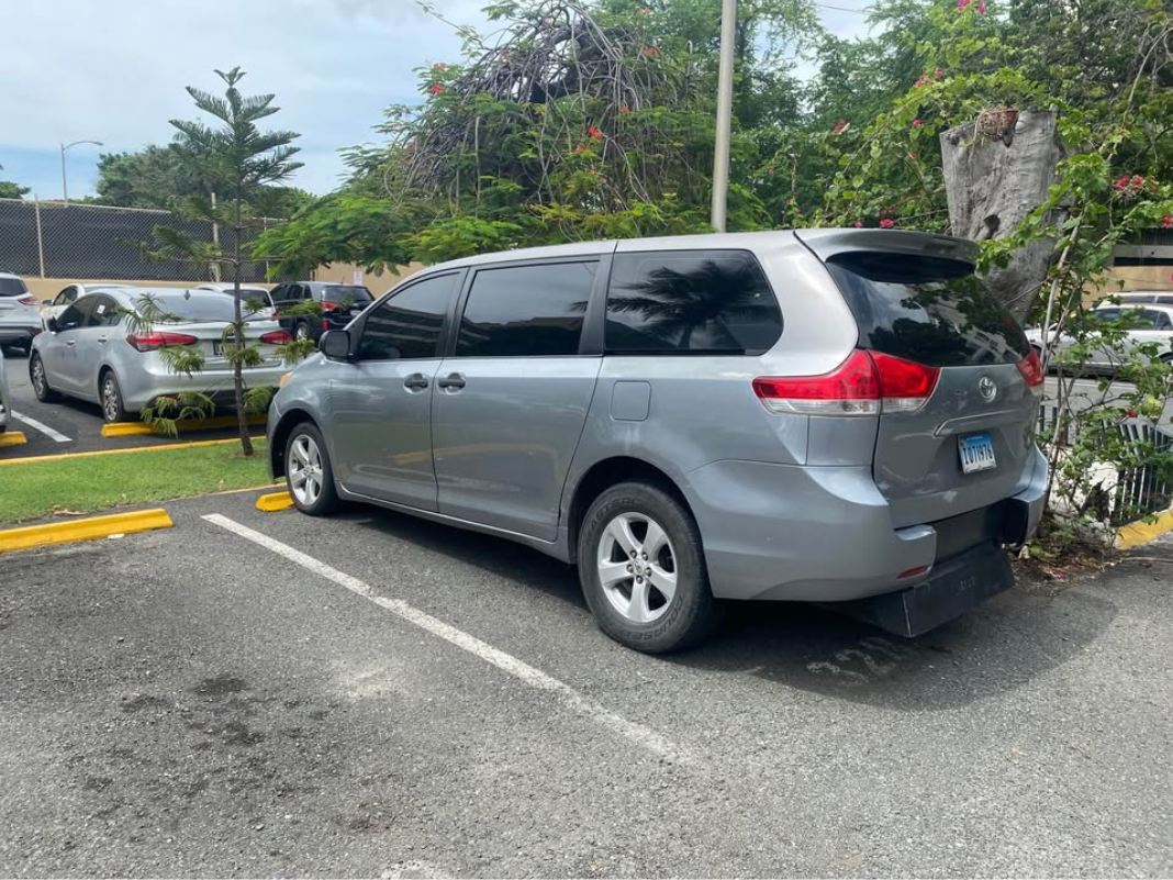 jeepetas y camionetas - se vende toyota sienna de trasporte especializado  0