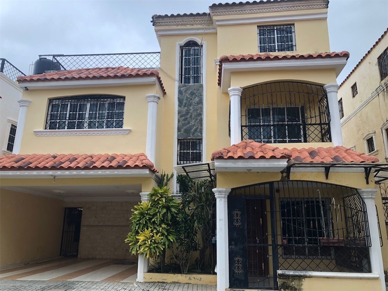 casas - Venta de casa en vista hermosa zona oriental Santo Domingo este  0
