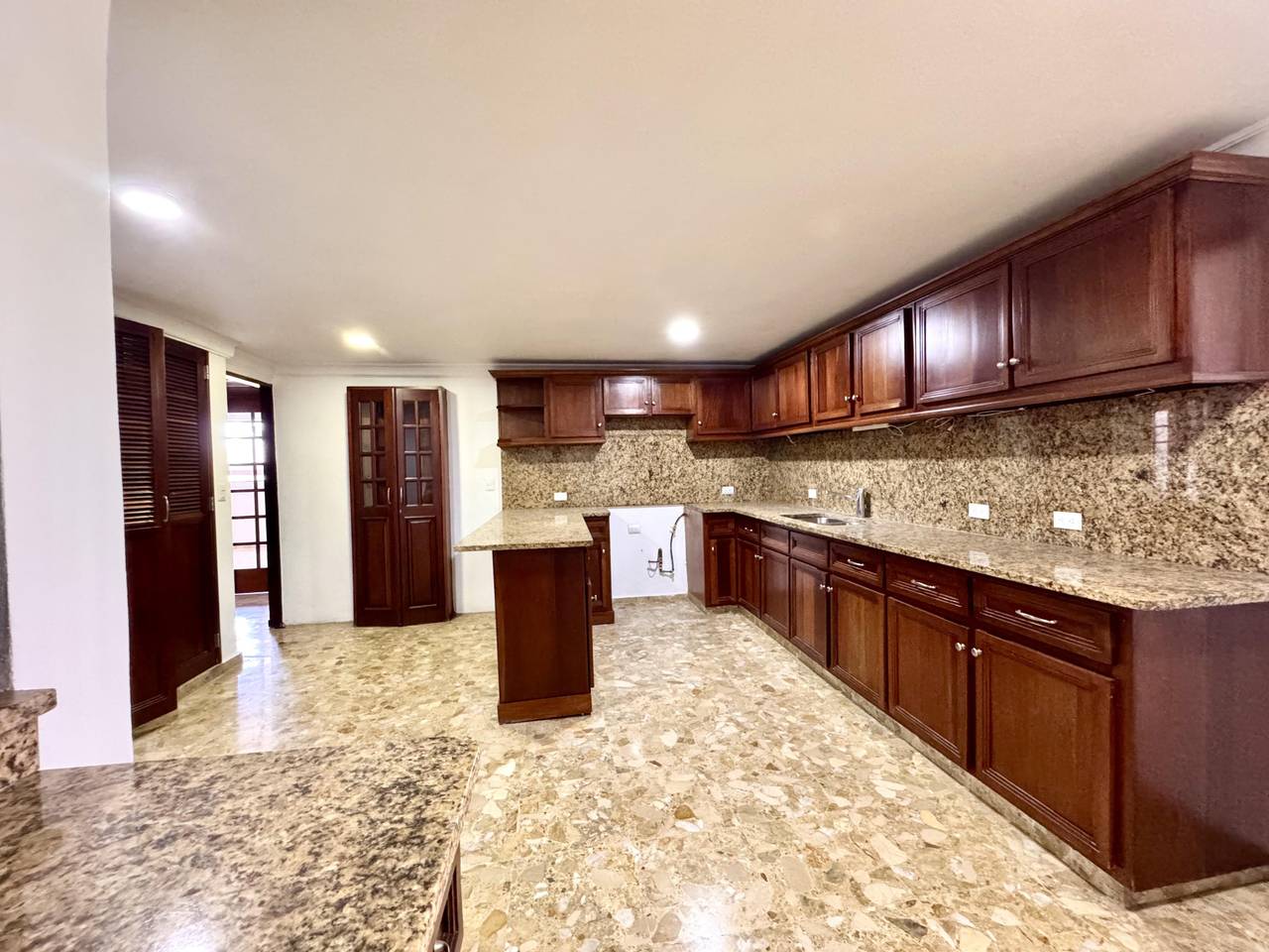 apartamentos - Clásico apt 280 metros alquiler frente Mirador 8