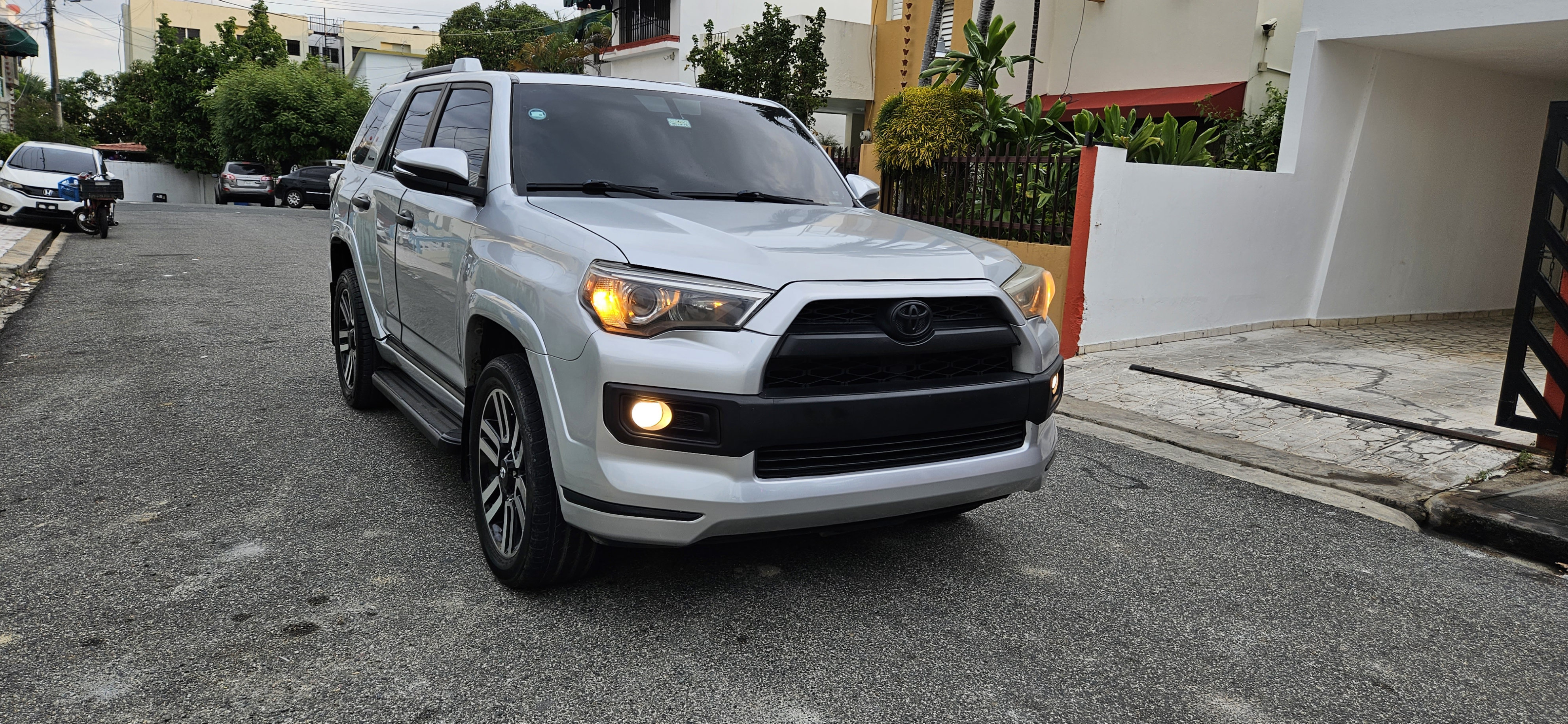 jeepetas y camionetas - Toyota 4runner 4x4 3 filas full 0
