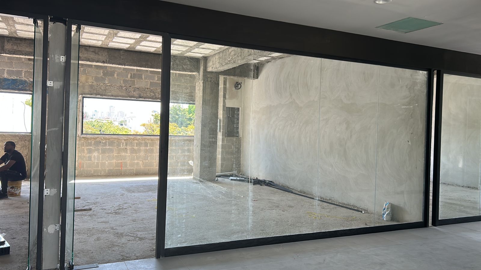 oficinas y locales comerciales - Locales en renta y venta en edificio corporativo nuevo en Los Prados 0