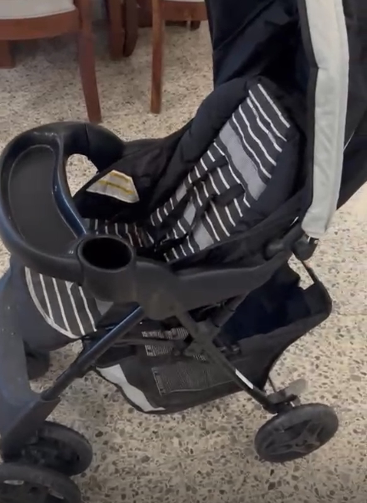 muebles - Vendo coche, cargador y corral con mosquitero incluido para bebé 2