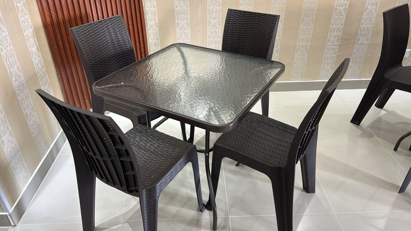 muebles y colchones - Mesa con tope de cristal y sillas 0
