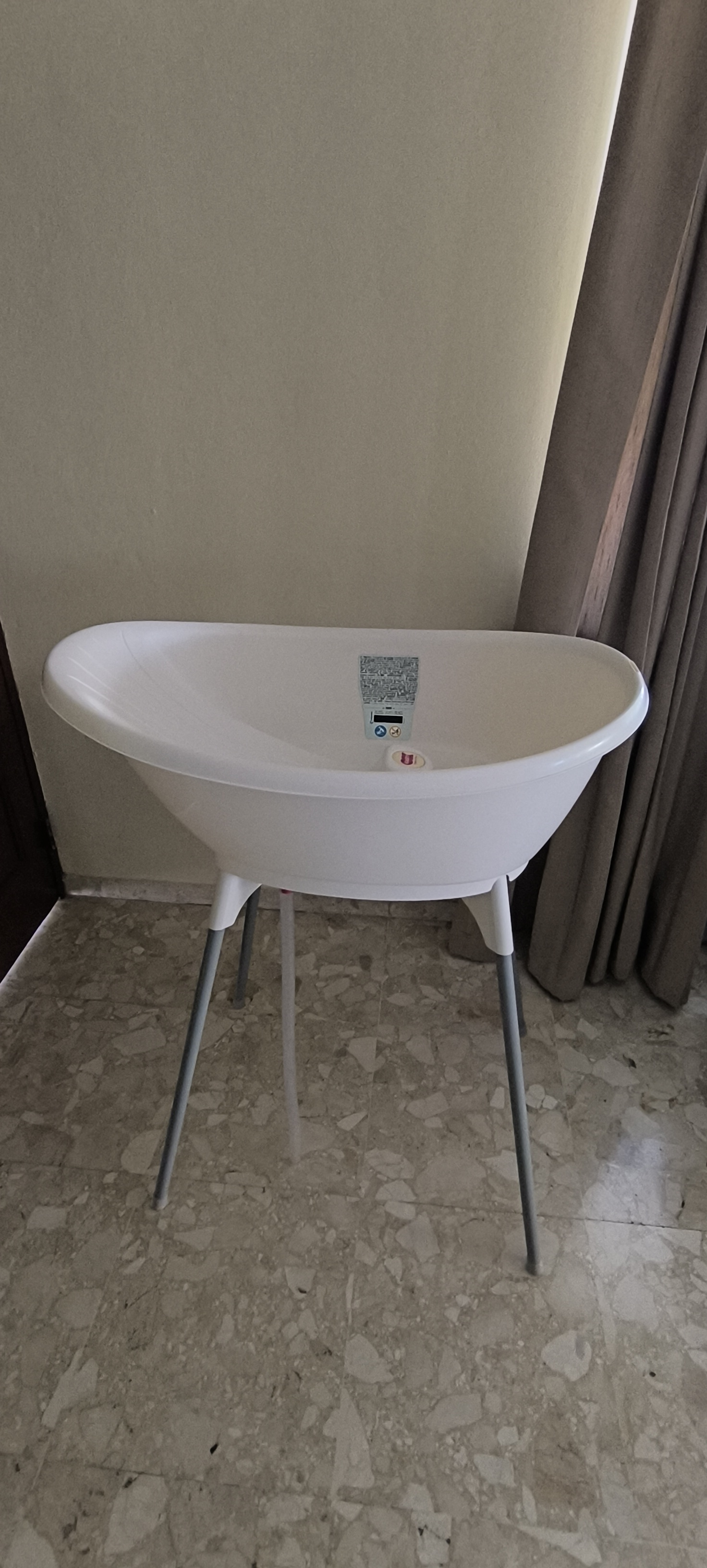 accesorios - Vendo Bañera para Bebe color Blanco con base. 0