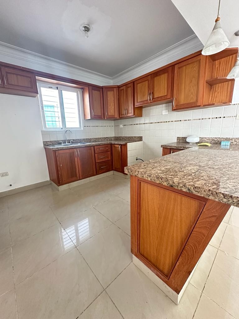 apartamentos - De Oportunidad Apartamento en Reparto Universitario 4