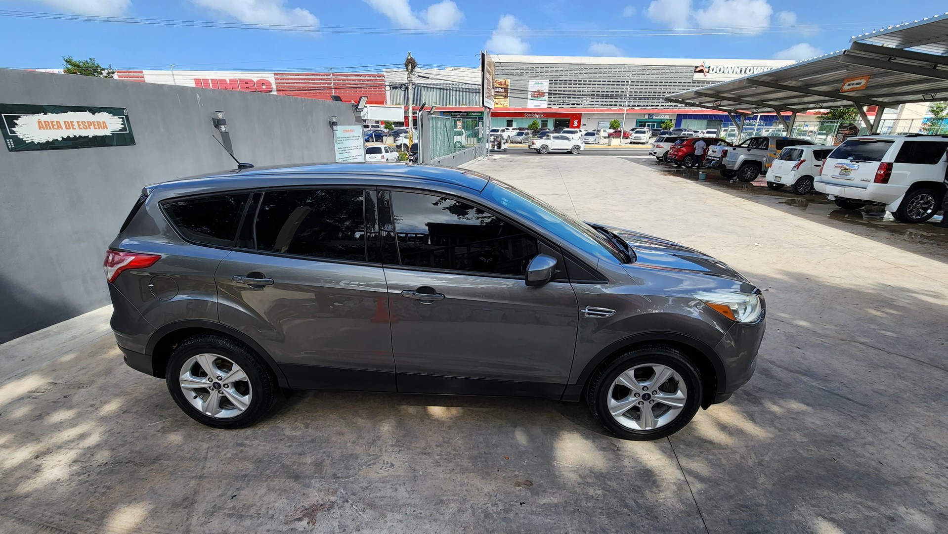 jeepetas y camionetas - Ford Escape Gris 2014 - 2.0L De Buen Uso y Muy Bien Mantenida 7