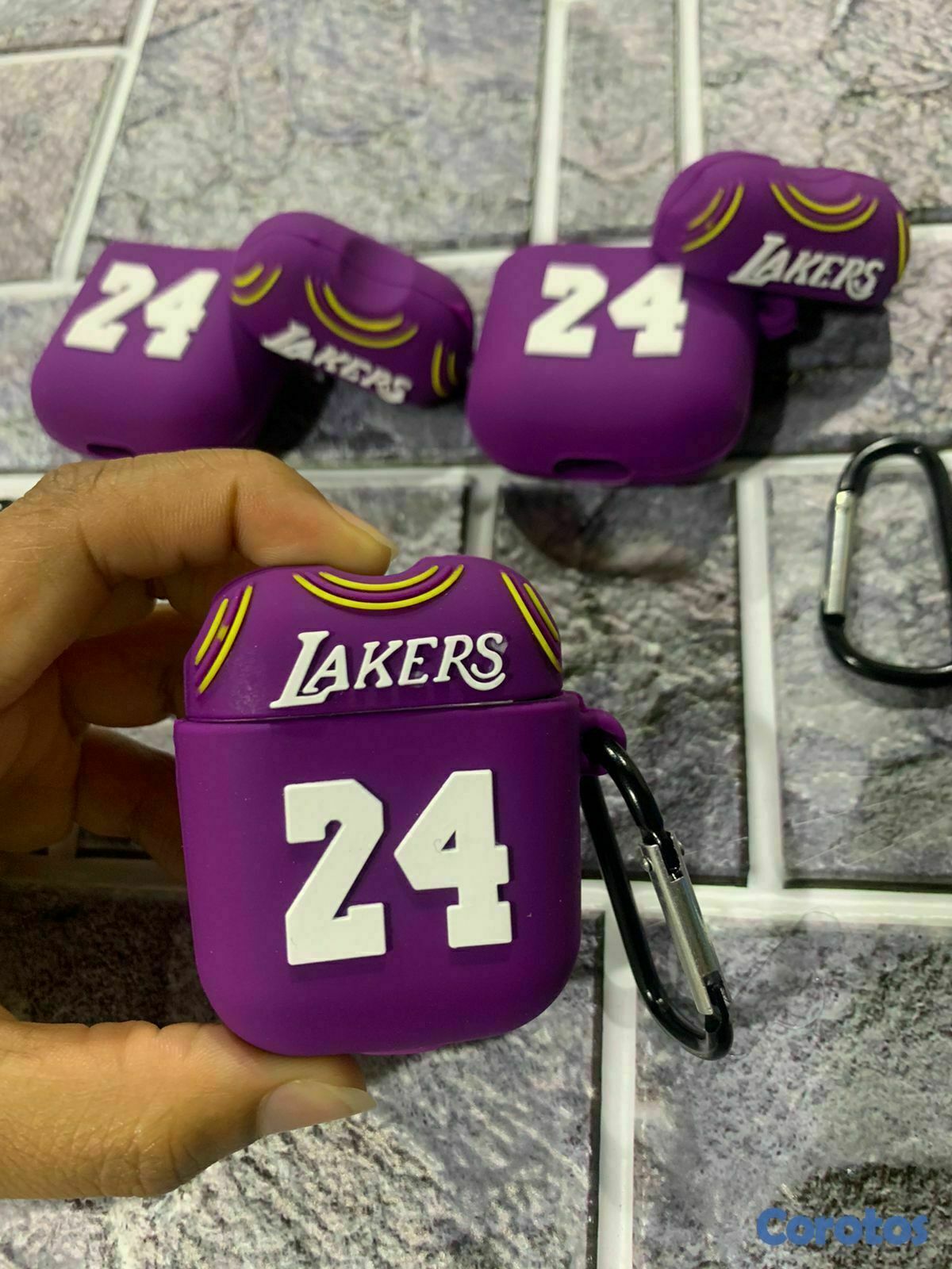 accesorios para electronica - COVER AIRPODS DISEÑO LAKERS 24 1