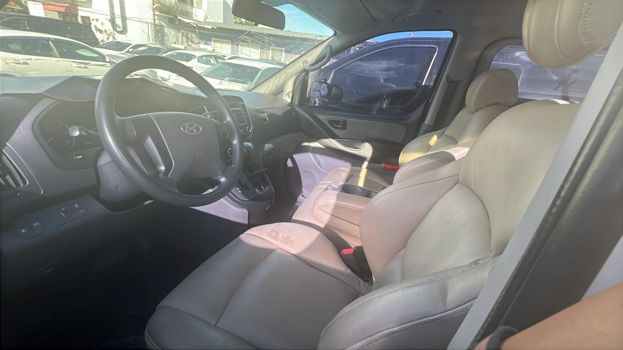 camiones y vehiculos pesados - GRAND STAREX 2017 BLANCO DESDE: RD$1,200.000. 1