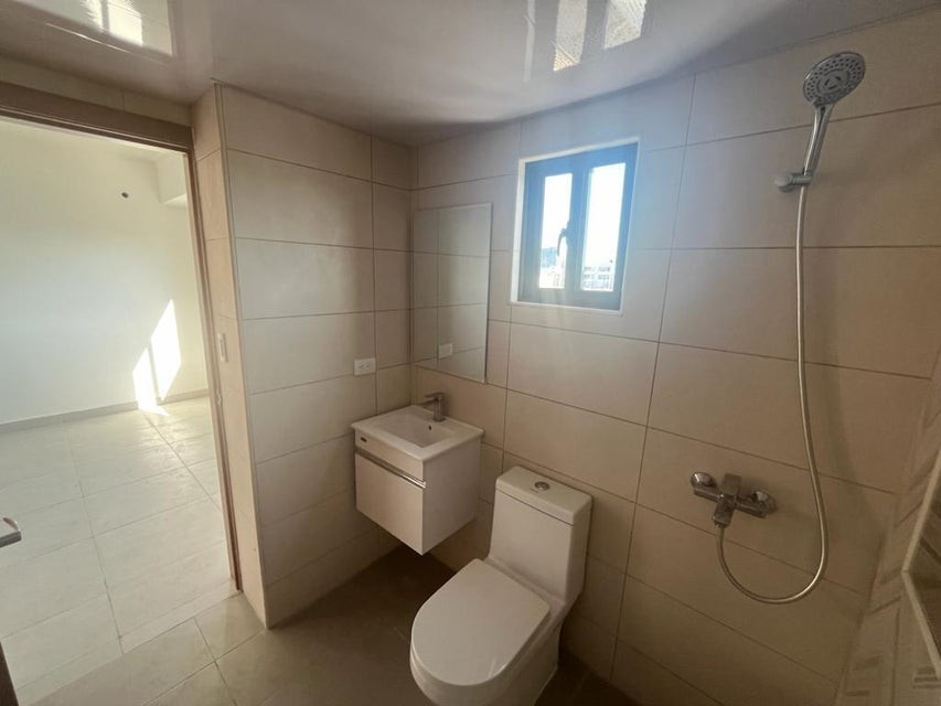 apartamentos - Apartamento en alquiler #24-565 Evaristo Morales, piso alto, ascensor, 2 hab. 4
