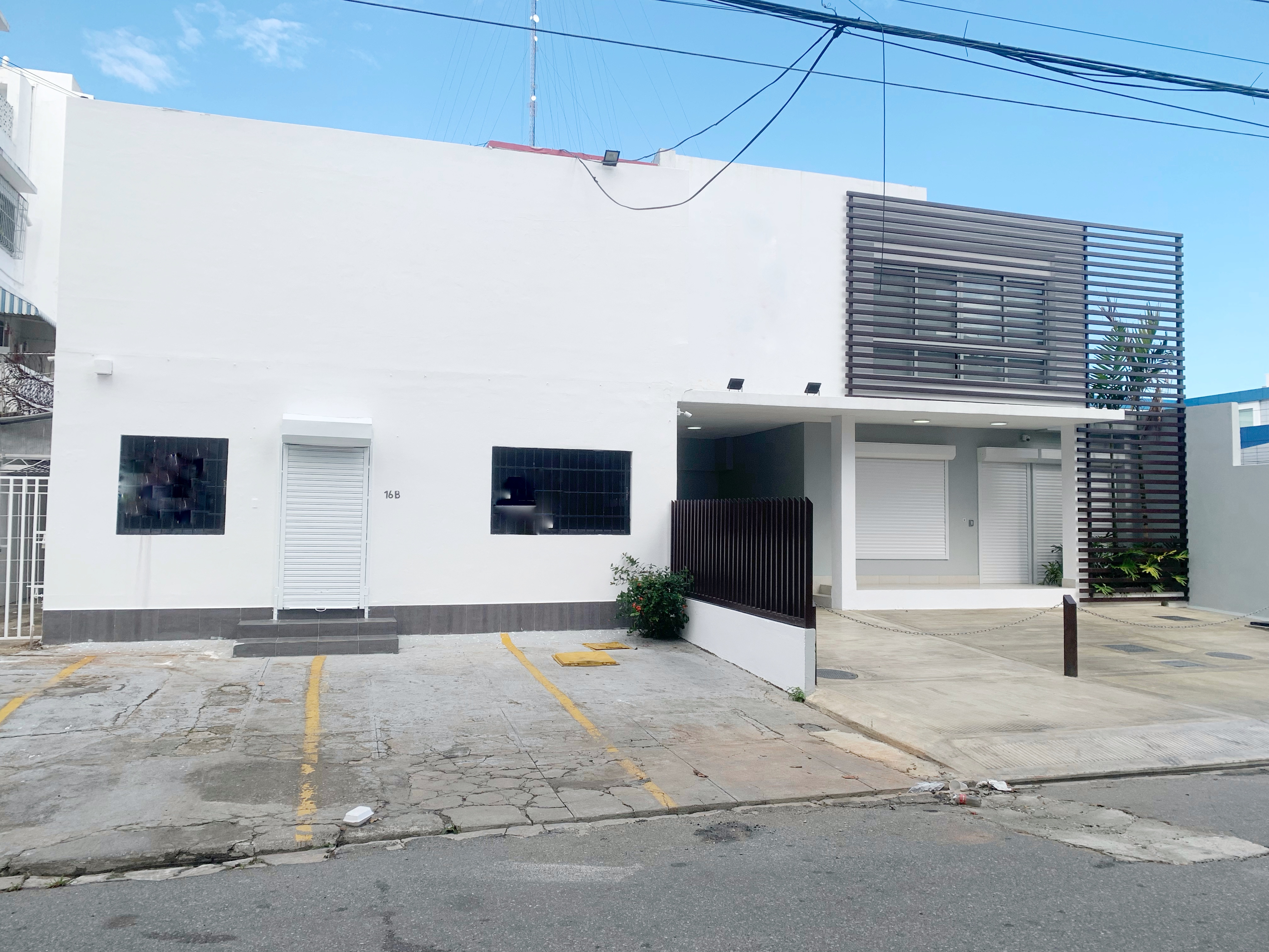 oficinas y locales comerciales - Local céntrico en Naco 2
