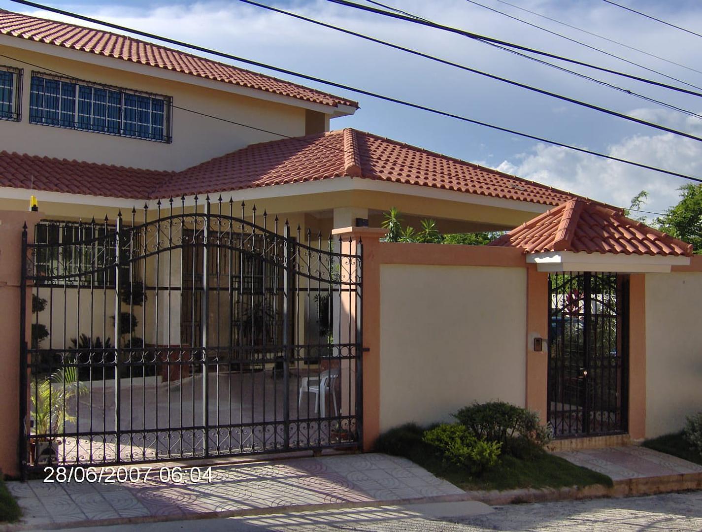 casas - Casa de oportunidad detrás de la embajada americana 