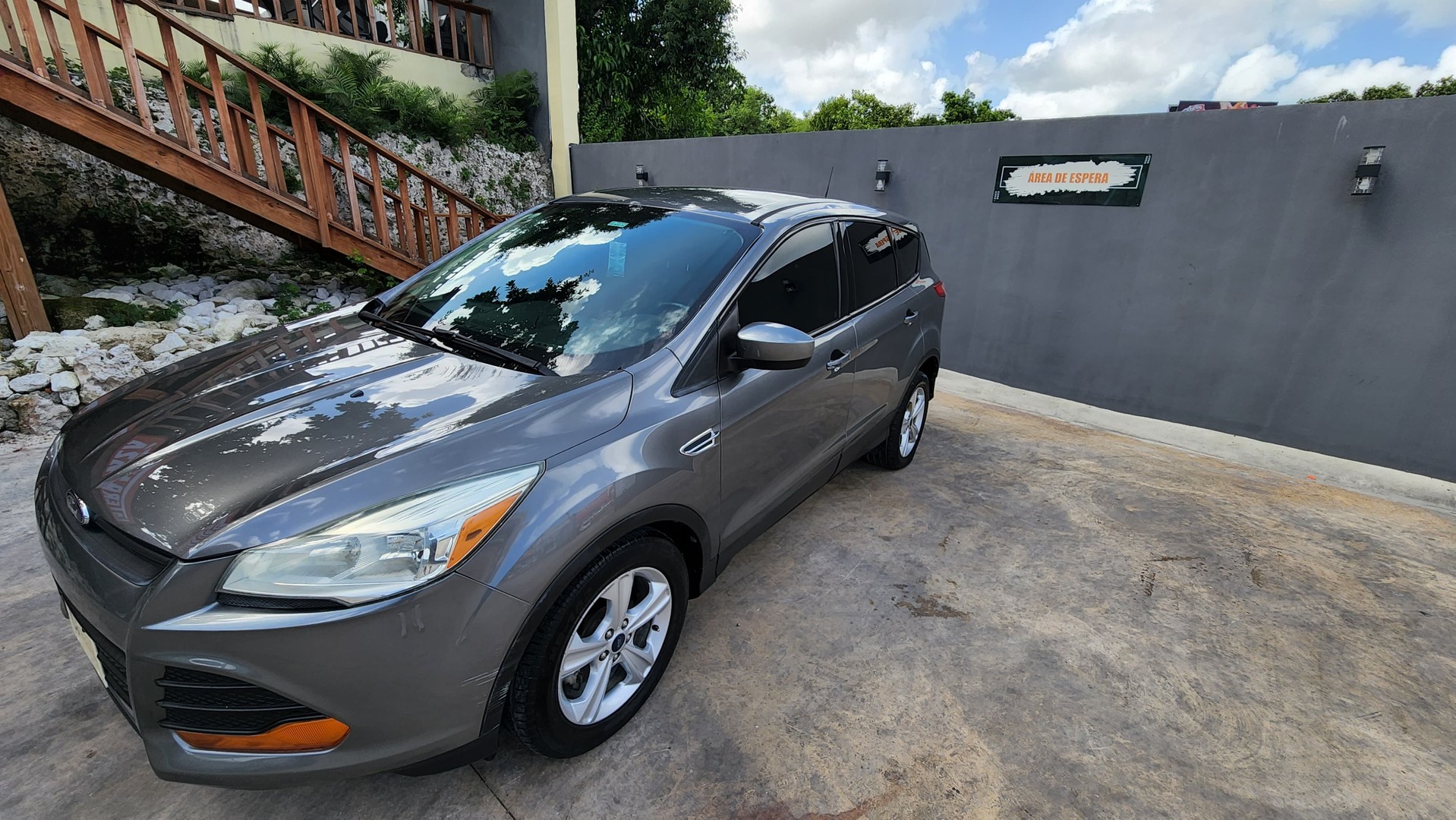jeepetas y camionetas - Ford Escape Gris 2014 - 2.0L De Buen Uso y Muy Bien Mantenida 8