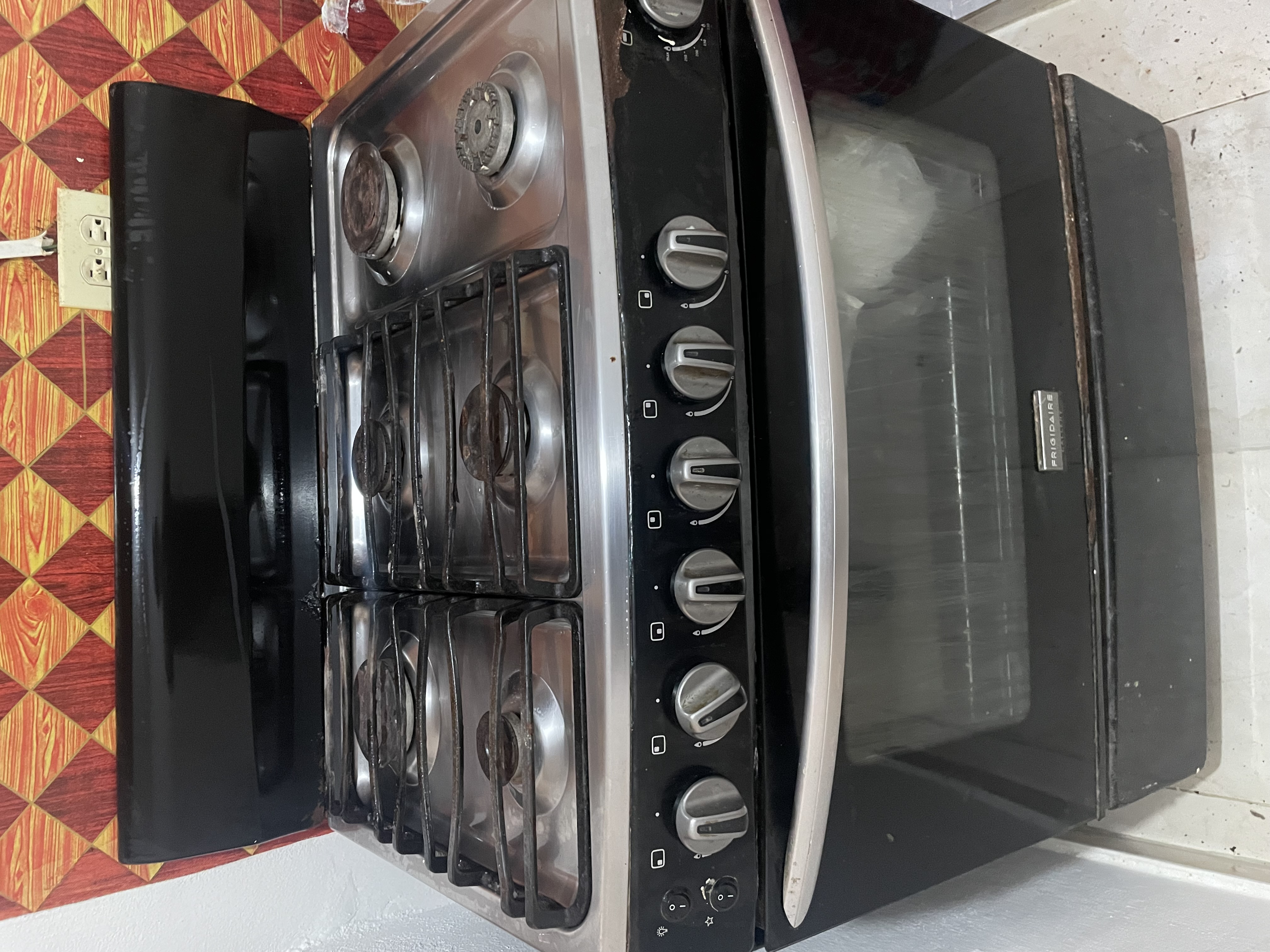 electrodomesticos - Estufa Frigidaire de 6 hornillas con horno (defect 4
