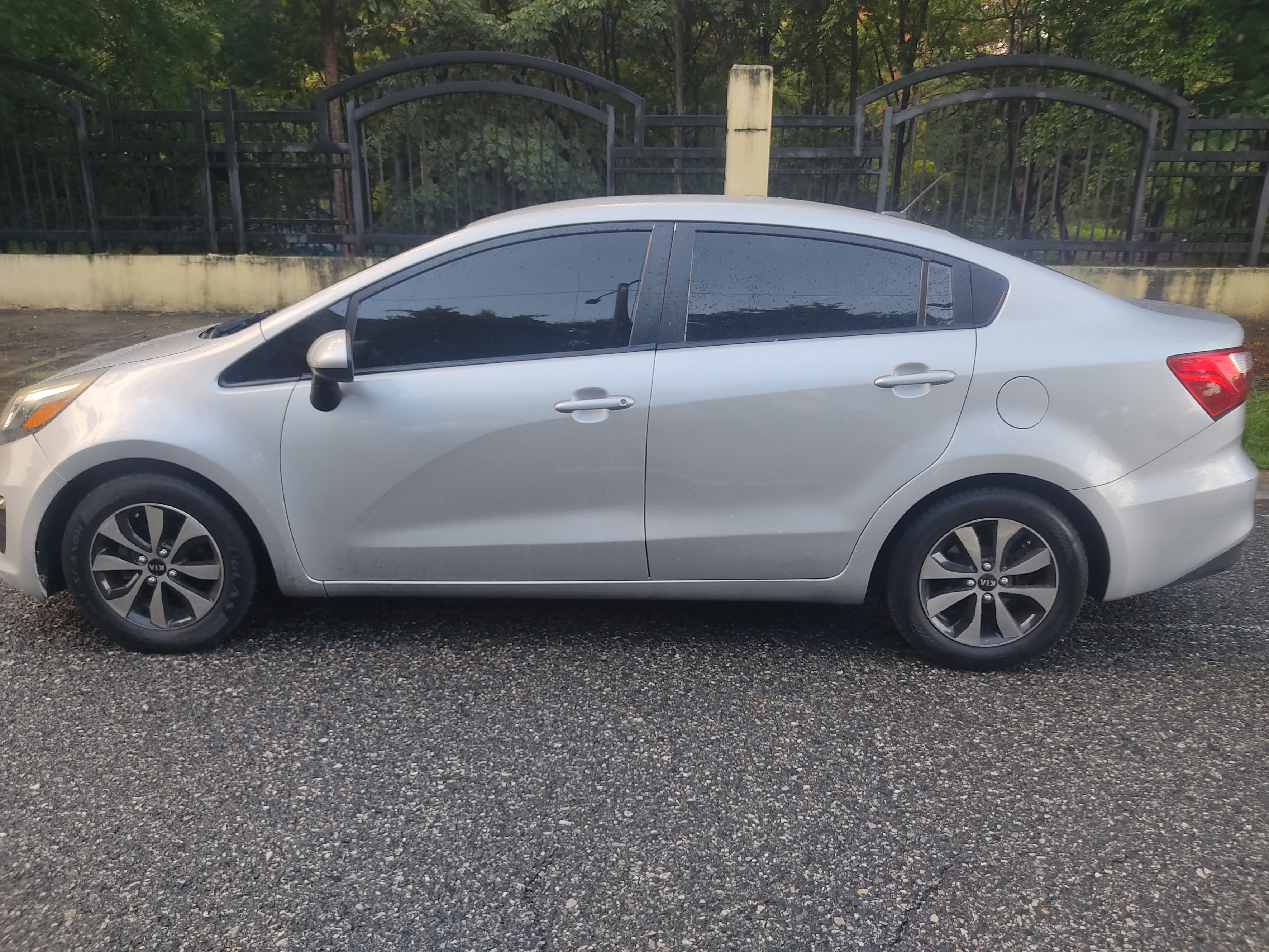 carros - vendo traspaso kia rio 2016 en  200 mil,,,  y paga 12,578 mensual  por 4 años 0