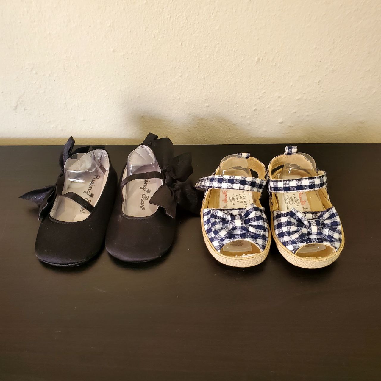 ropa y zapatos - 2 Pares de zapatos/sandalia niña. TODO por $200 2
