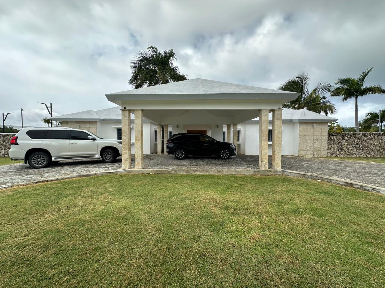 casas vacacionales y villas - Vendo inmensa y atractiva casa 🏠 en Punta Cana   