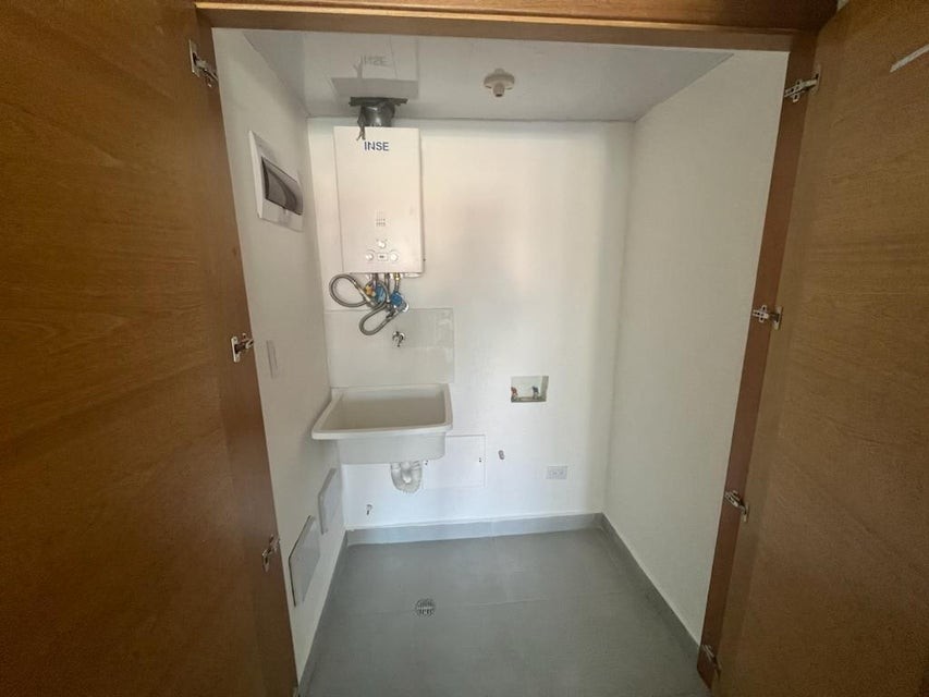 apartamentos - Apartamento en alquiler #24-565 Evaristo Morales, piso alto, ascensor, 2 hab. 5
