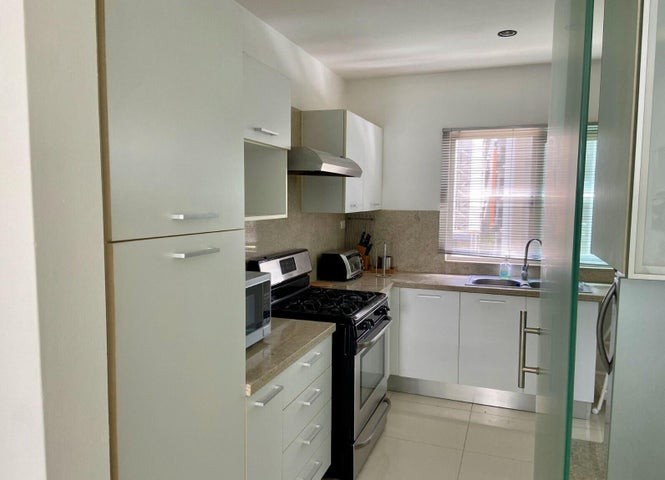 apartamentos - Apartamento en venta Evaristo Morales #24-872 piso medio, amplio, cuarto de serv 0