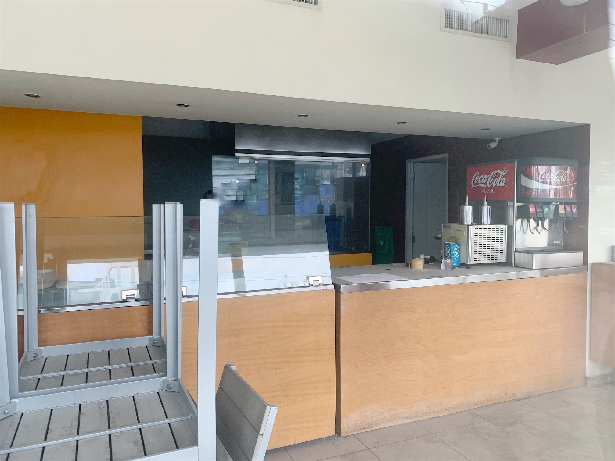 oficinas y locales comerciales - Local en Piantini  amplio 4