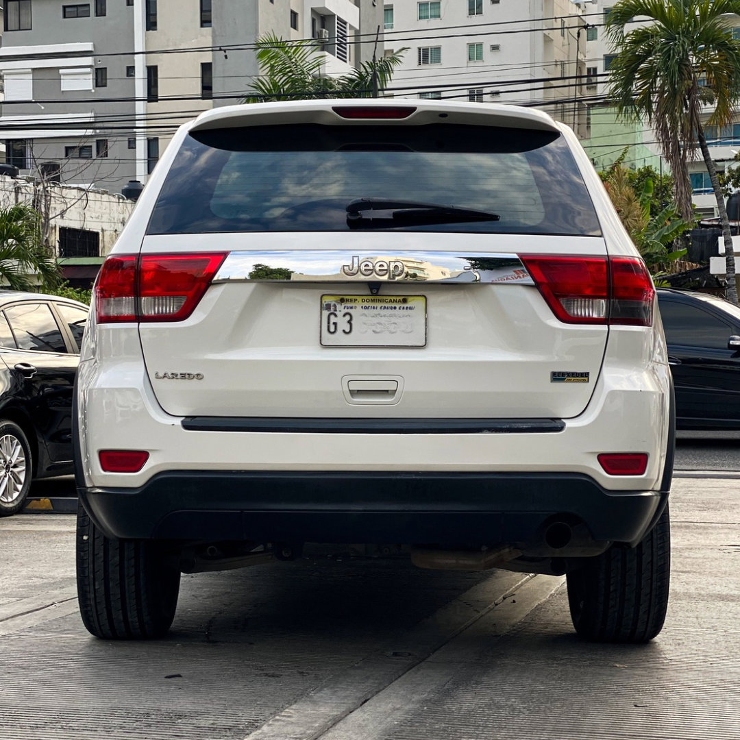 jeepetas y camionetas - Jeep Grand Cherokee Laredo 2012 NO IMPORTA EL CRÉDITO  2
