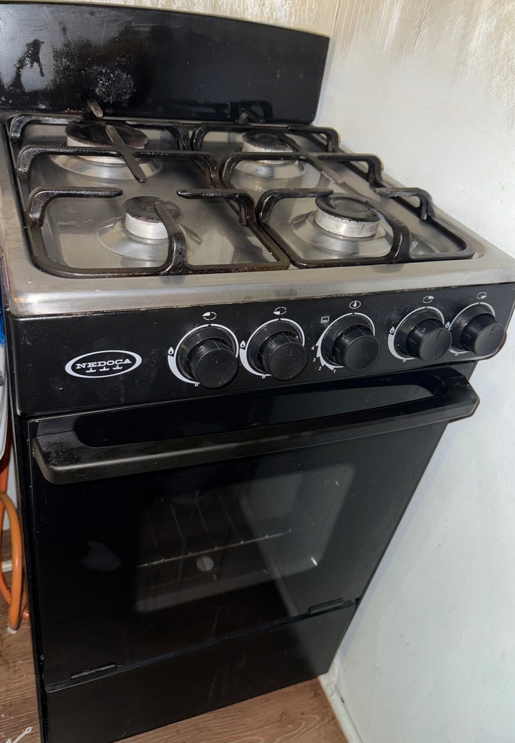 electrodomesticos - Vendo estufa usada en buena condiciones horno funciona quemadores funciona!  0