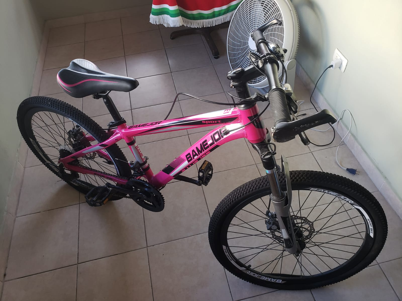 bicicletas y accesorios - BICICLETA BAMEJOR USADA SÓLO UNA VEZ CON CASCO GRATIS SI LA COMPRAS.