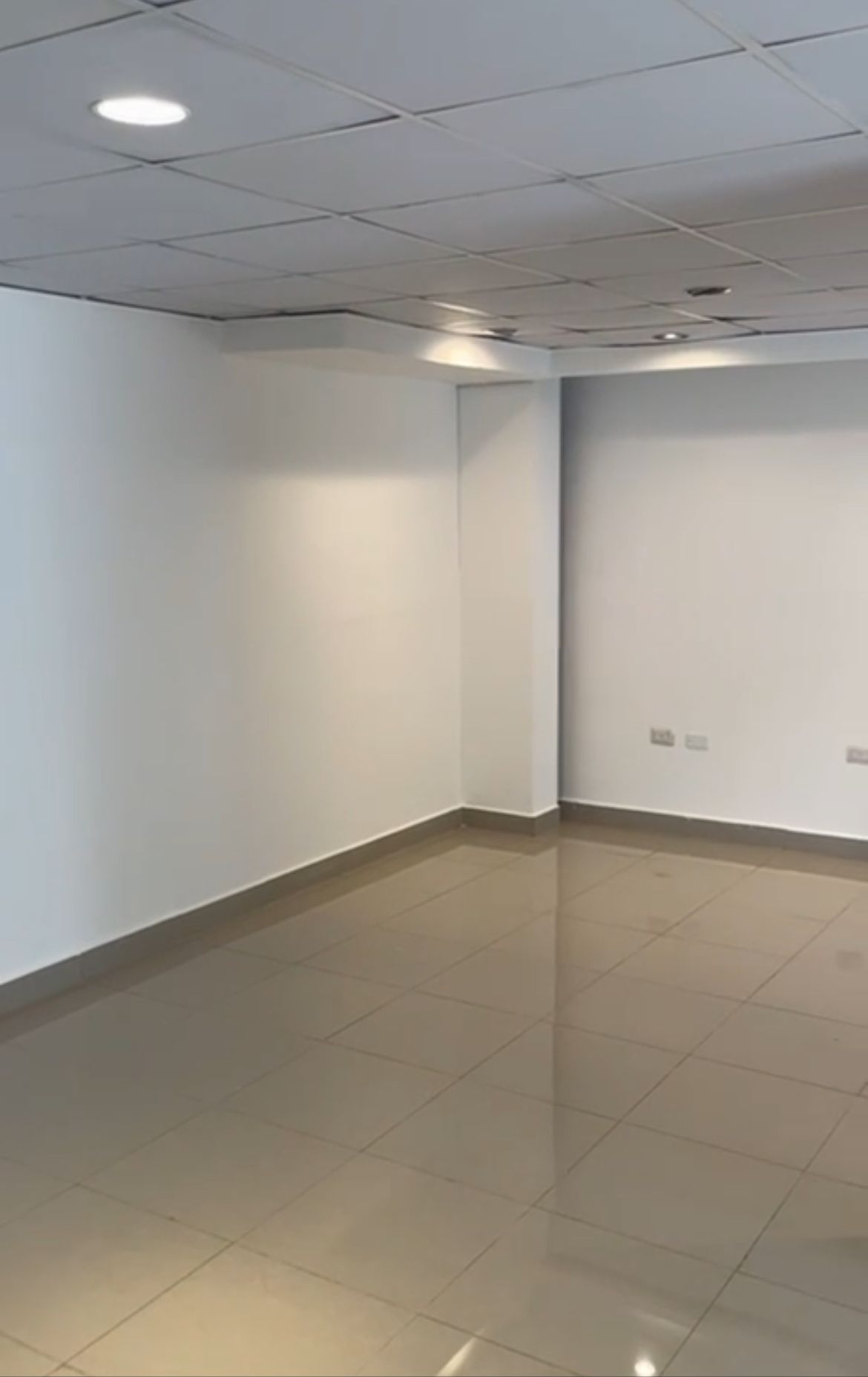 oficinas y locales comerciales - El Millon local 185m2 0