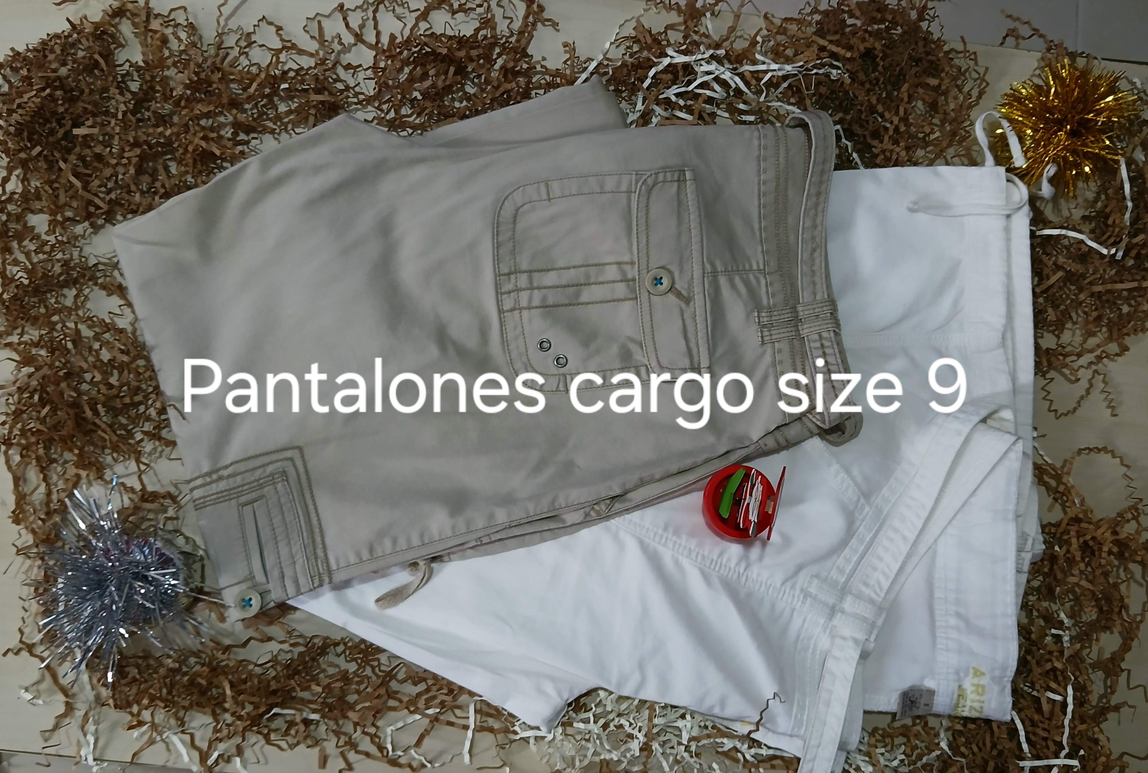 ropa para mujer - Pantalones cargos con bolsillos marca Arizona color blanco y crema.  0