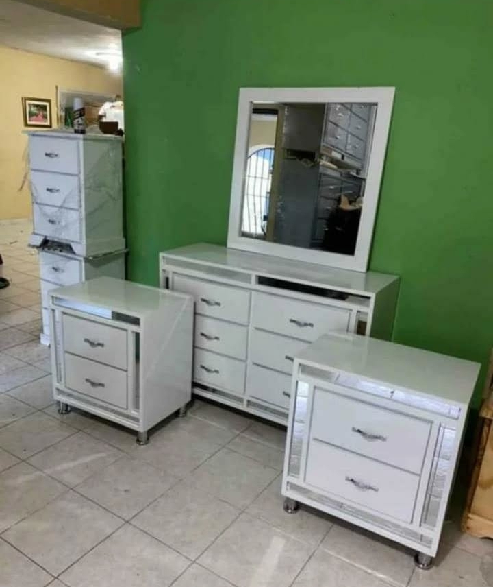 muebles y colchones - gavetero con mesita de noche de cristal por los lados  2
