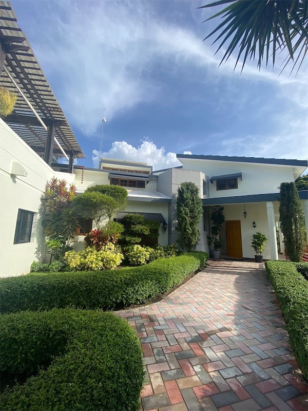 casas vacacionales y villas - Vendo en Jarabacoa, mansion amueblada con paneles solares de 1070mts 0