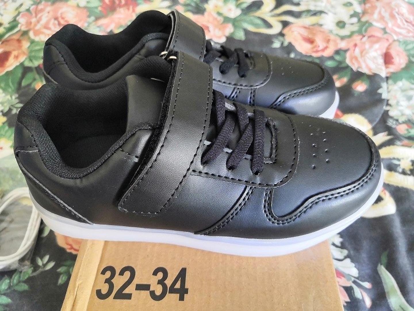 ropa y zapatos - zapatos tipo sneakers niño negros suela con luz colores carga USB Size 32-34 NEW 1