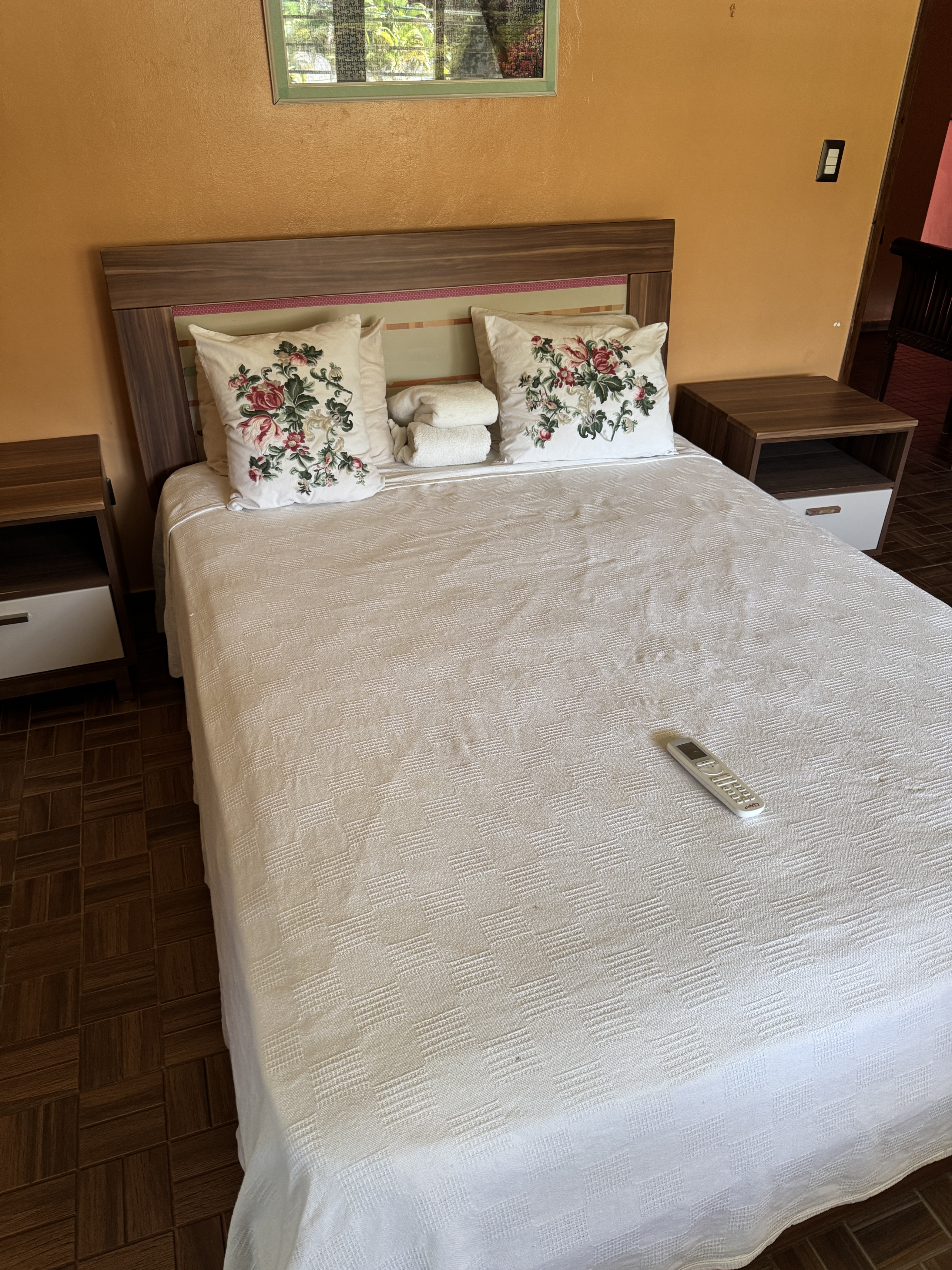 muebles y colchones - Set Completo de Cama, Mesa de Noche y Gabinete de Ropa con Espejo. 