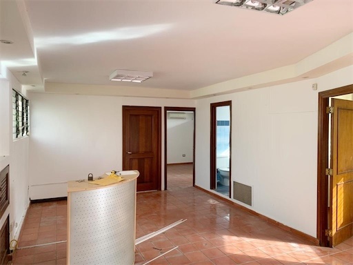oficinas y locales comerciales - Local de 100 metros en evaristo morales 1