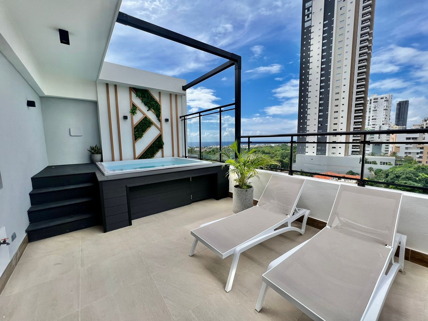 apartamentos - Segundo piso con terraza, Los Cacicazgos, Distrito Nacional (Gerson) 2