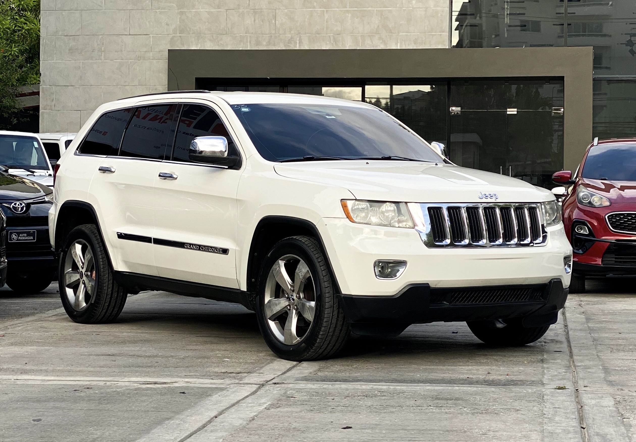 jeepetas y camionetas - Jeep Grand Cherokee Laredo 2012 NO IMPORTA EL CRÉDITO 