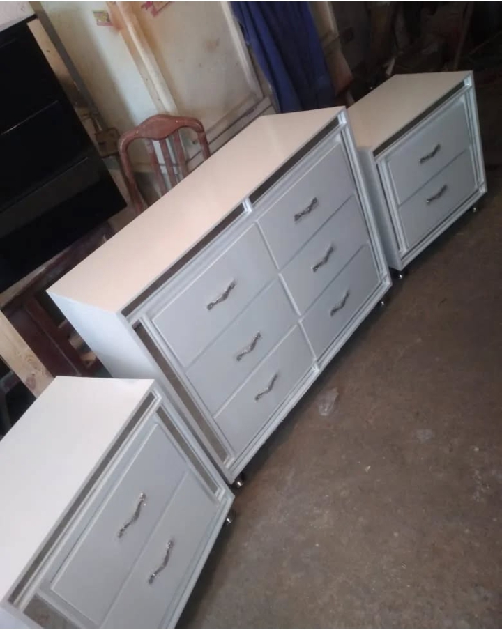 muebles y colchones - gavetero con mesita de noche de cristal por los lados  3