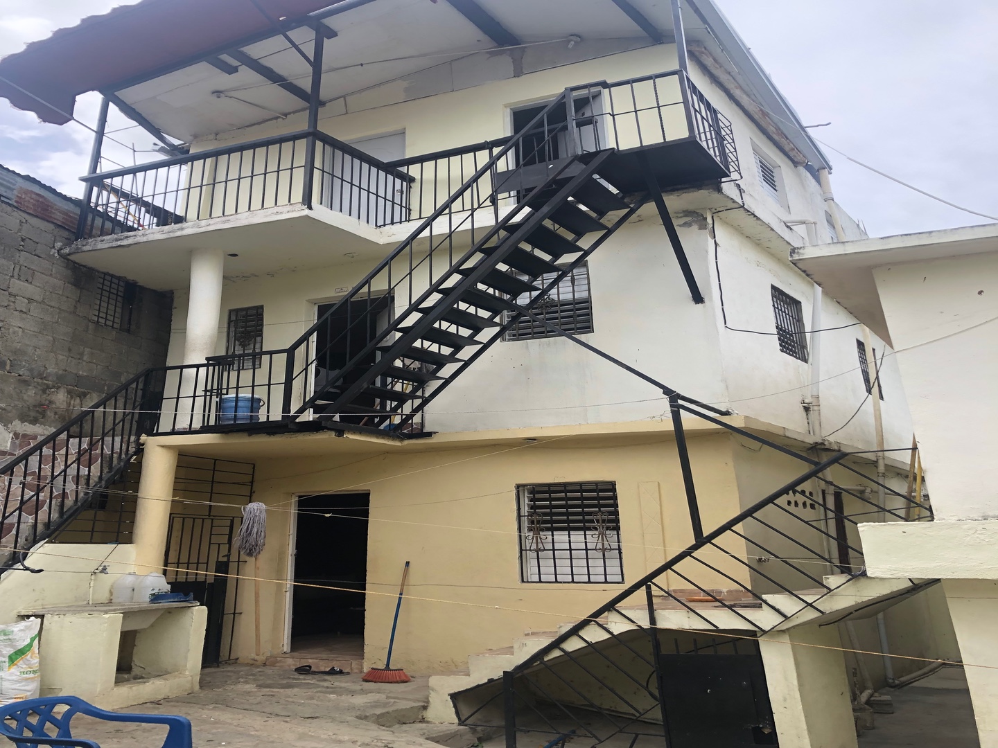 casas - Vendo Propiedad con 5 apartamentos 

 4