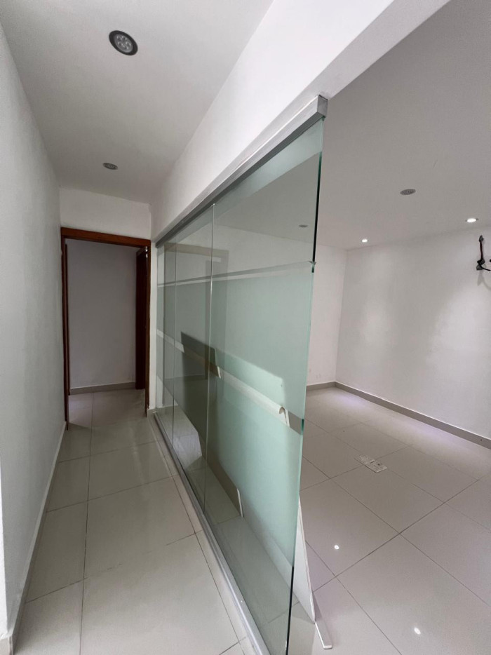 oficinas y locales comerciales - Local comercial 60 metros 3 espacios 3 parqueos  6