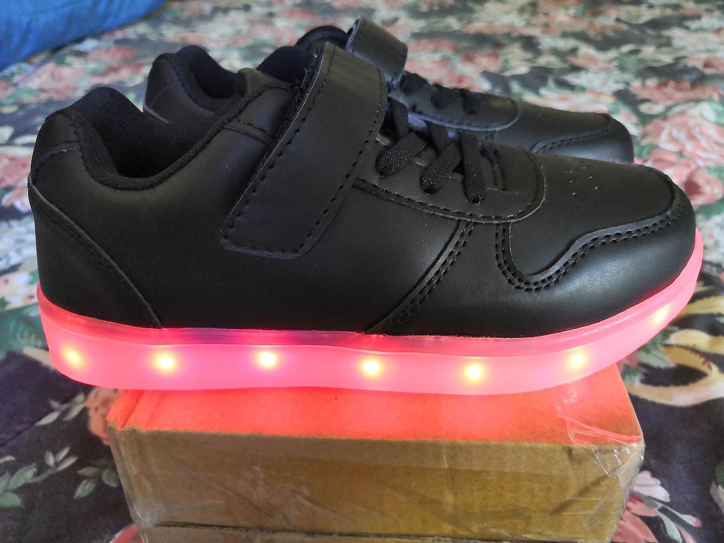 ropa y zapatos - zapatos tipo sneakers niño negros suela con luz colores carga USB Size 32-34 NEW 2