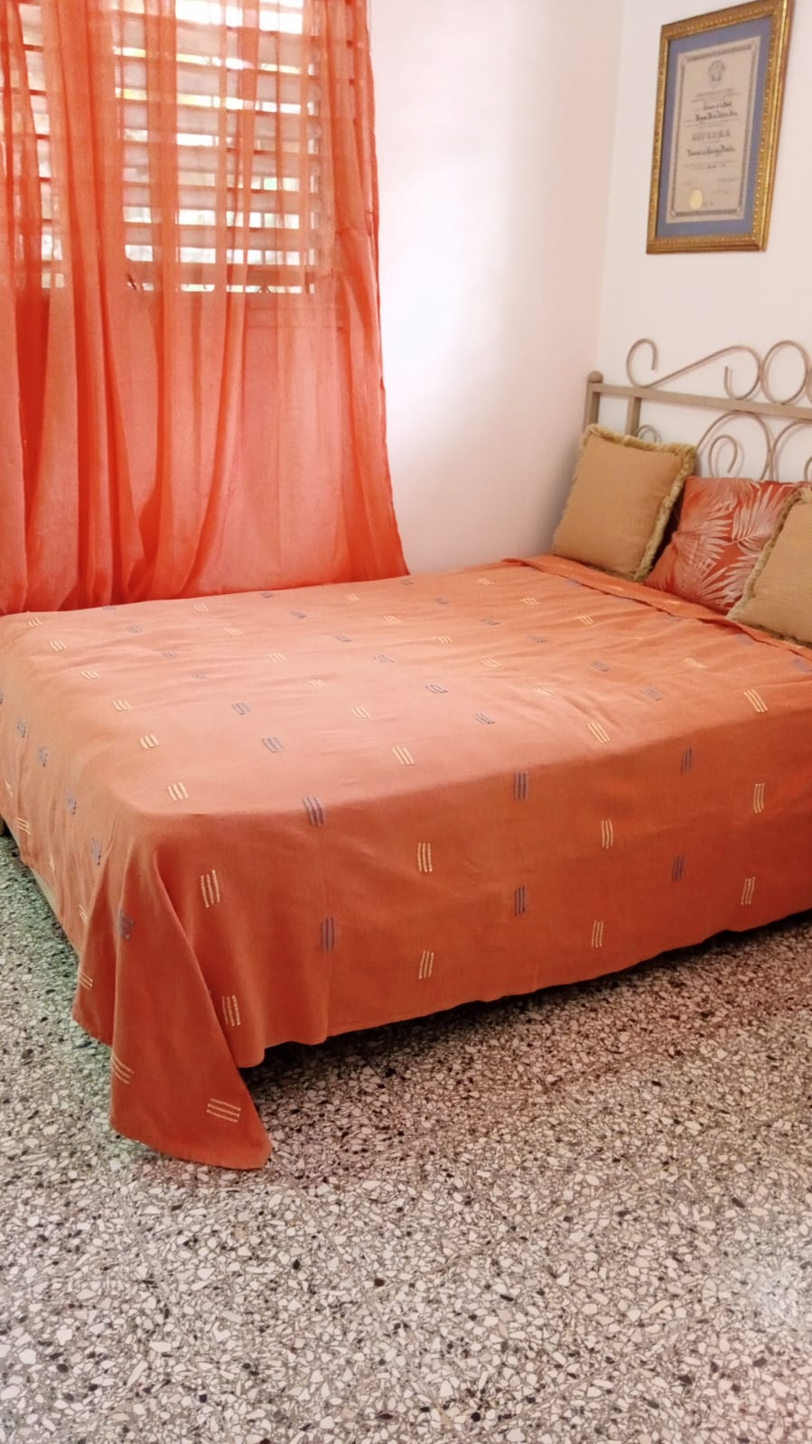 habitaciones y viviendas compartidas - habitación  amueblada para dama  0
